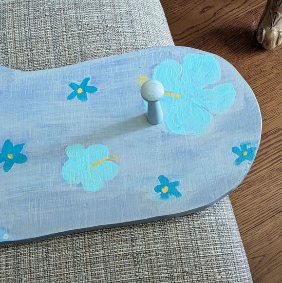 Super Cute "Flip Flop" Wall Decor With Hooks. Measures approximately 22.5" x 10" - Picture 5 of 8